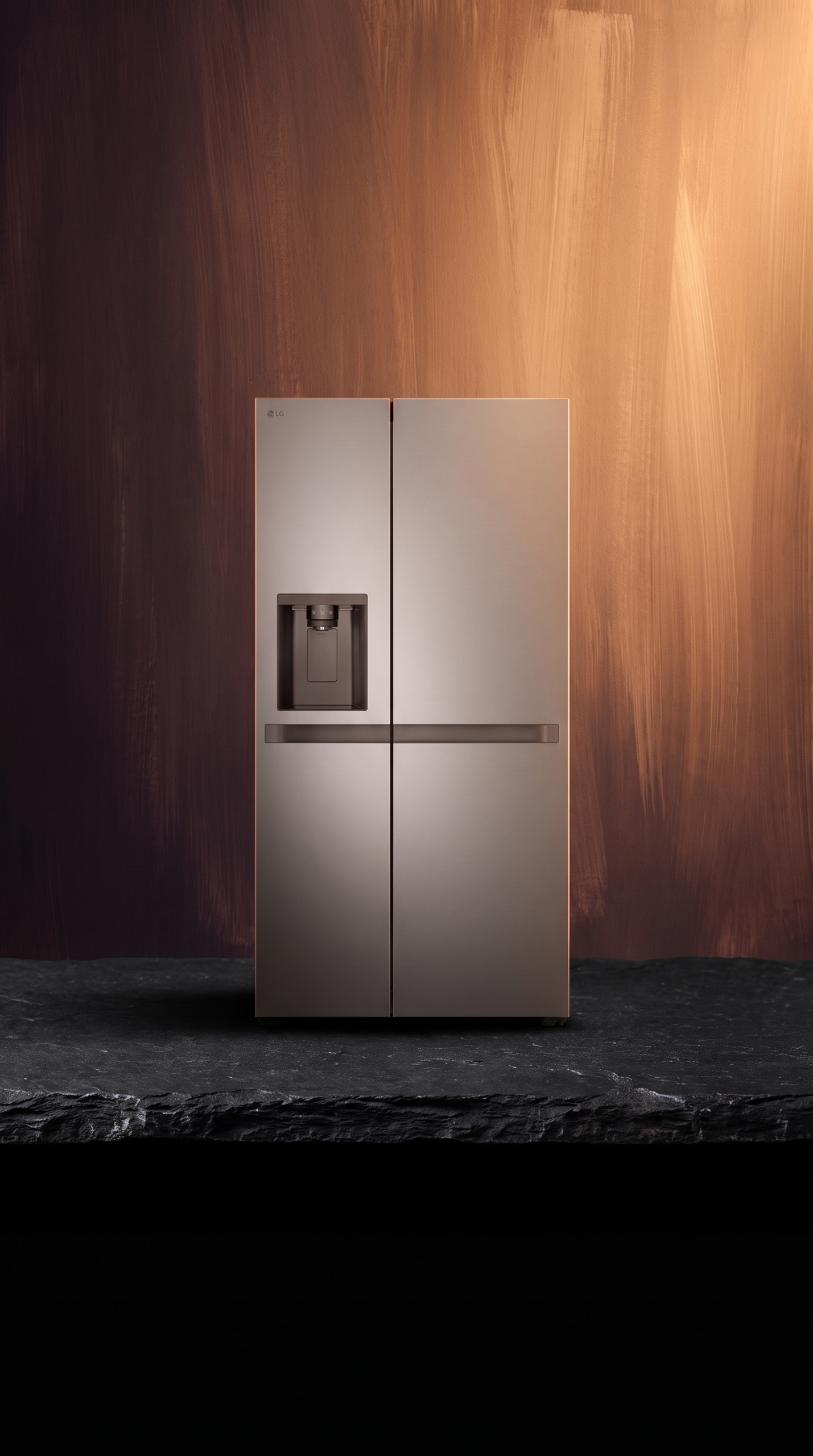 Der breite Kühlschrank mit dem Wasseranschluss