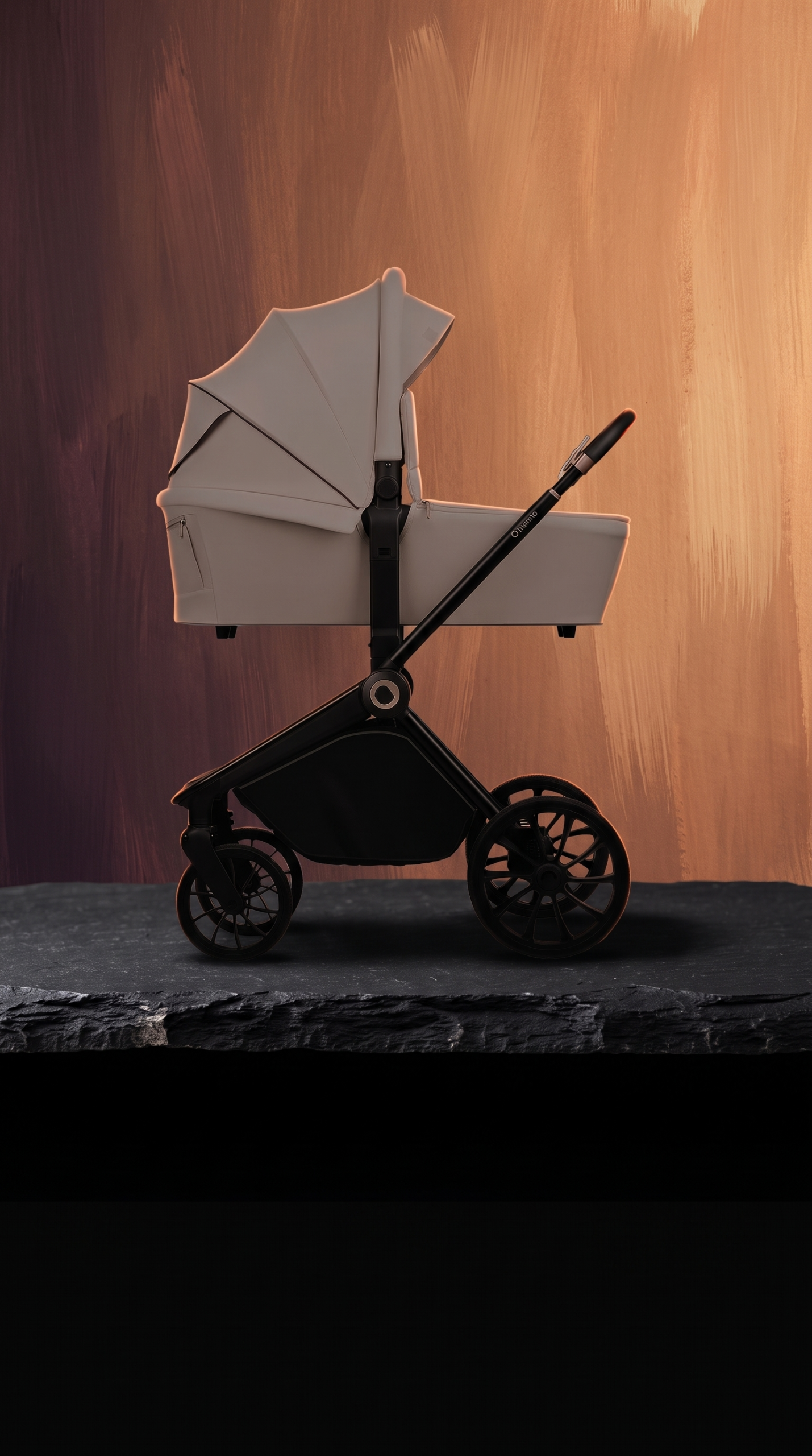 Der helle Kinderwagen mit dem schwarzen Gestell